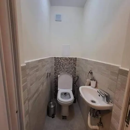 Comfy & Quiet 2 Bed Flat Great Location Parking Apartment