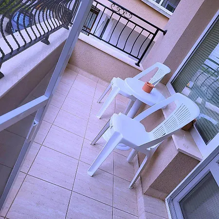 Comfy & Quiet 2 Bed Flat Great Location Parking Burgas